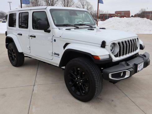 Used 2025 Jeep Wrangler Sahara w/ Safety Group image 4