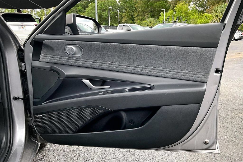 Used 2025 Hyundai Elantra Limited FWD image 27