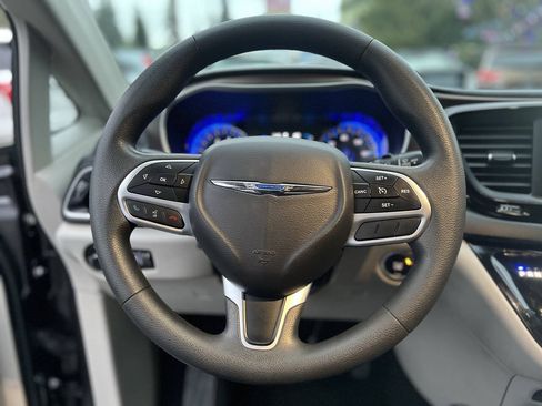Used 2017 Chrysler Pacifica Touring FWD image 18