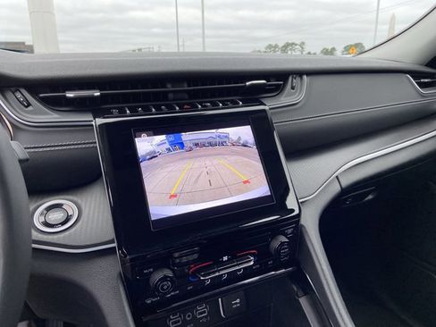 Used 2023 Jeep Grand Cherokee L Laredo image 35