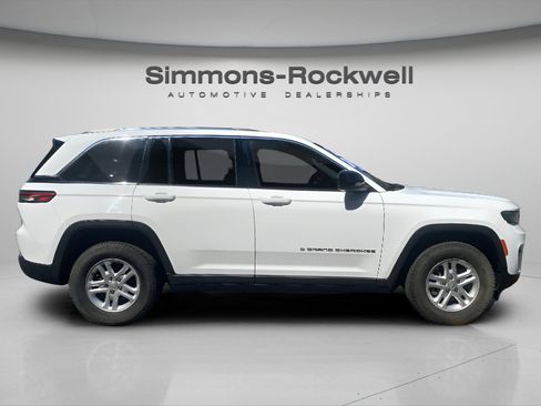 Used 2023 Jeep Grand Cherokee Laredo AWD/4WD image 6