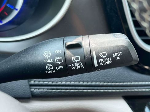 Used 2024 Chrysler Pacifica Limited FWD image 10