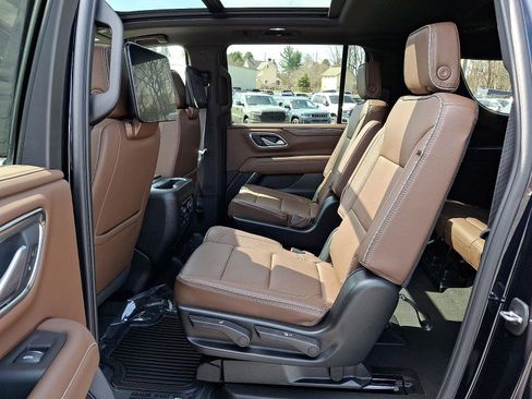 Used 2024 Chevrolet Suburban High Country w/ Advanced Technology Package AWD/4WD image 10