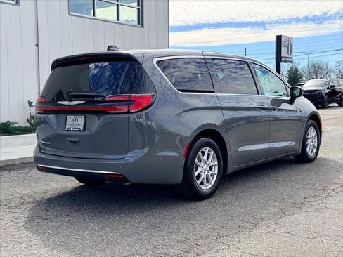 Certified 2025 Chrysler Pacifica Select image 3