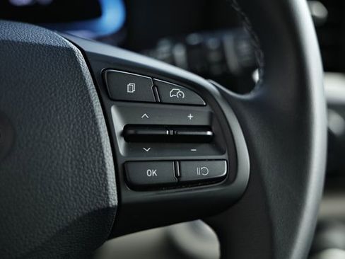 Certified 2025 Hyundai Venue SEL FWD image 32