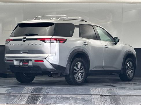 Used 2024 Nissan Pathfinder SL image 3