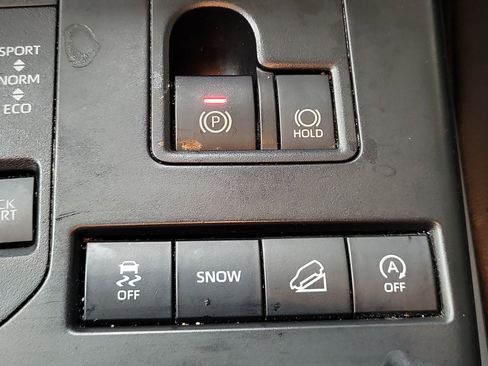 Used 2020 Toyota Highlander XLE image 33