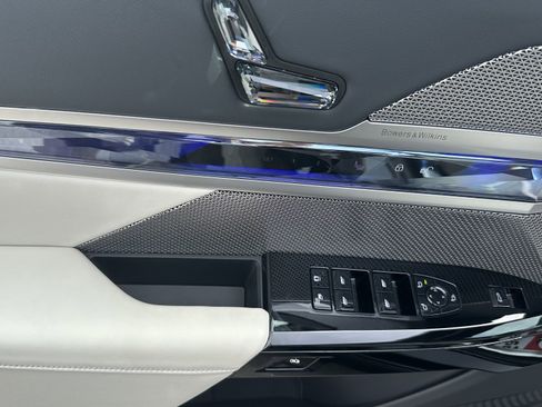 Certified 2025 BMW i7 xDrive60 w/ Premium Package image 17