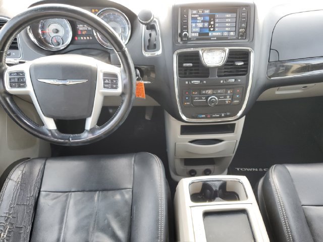 Used 2014 Chrysler Town & Country Touring FWD image 21