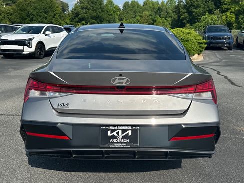 Used 2024 Hyundai Elantra SEL w/ Convenience Package FWD image 4