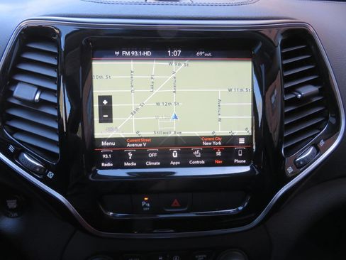 Used 2019 Jeep Cherokee Limited AWD/4WD image 17