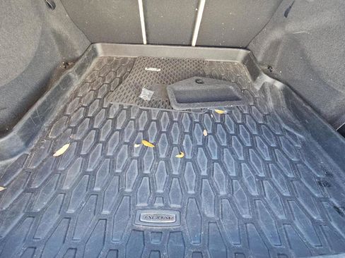 Used 2018 Jaguar XE Premium image 14