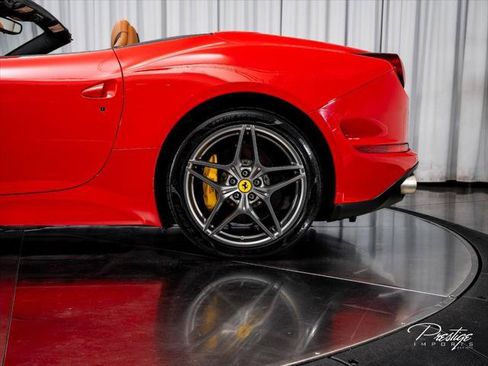 Used 2016 Ferrari California T RWD image 12