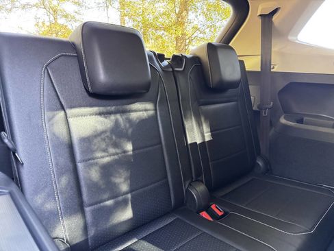 Used 2021 Volkswagen Tiguan SE w/ Panoramic Sunroof Package image 19