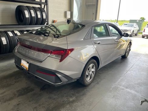 Used 2025 Hyundai Elantra SE FWD image 6