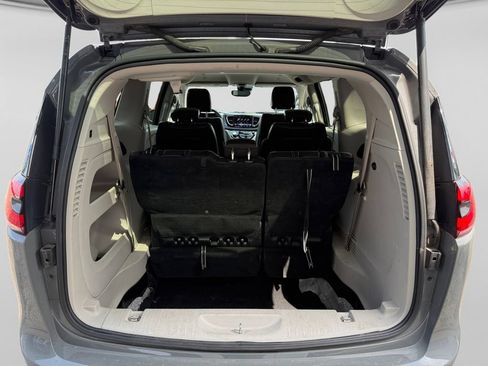 Used 2022 Chrysler Pacifica Touring-L FWD image 43