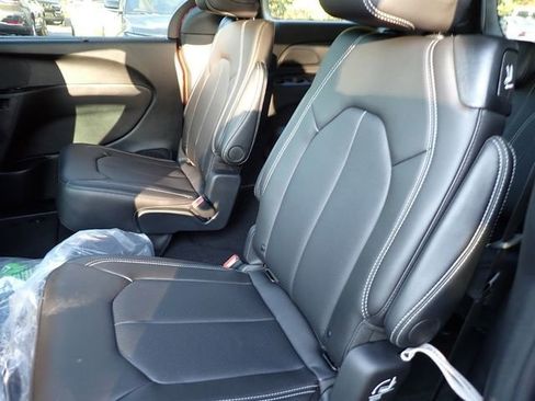 New 2026 Chrysler Pacifica Select image 13