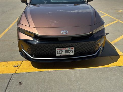 Used 2025 Toyota Crown Limited w/ Advanced Technology Package AWD/4WD image 3