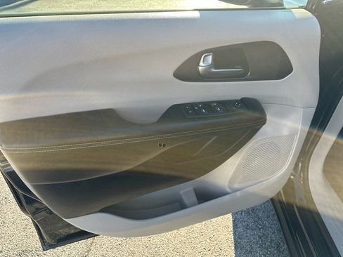 Used 2021 Chrysler Voyager L image 11