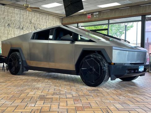 Used 2024 Tesla Cybertruck AWD Crew Cab image 8