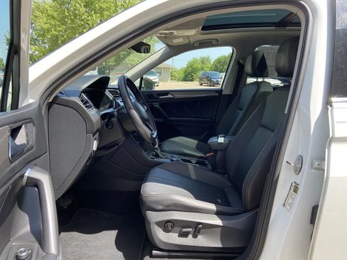 Used 2023 Volkswagen Tiguan SE w/ Panoramic Sunroof Package AWD/4WD image 11