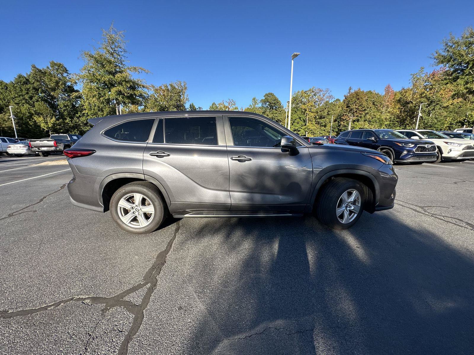 Used 2023 Toyota Highlander L FWD image 5