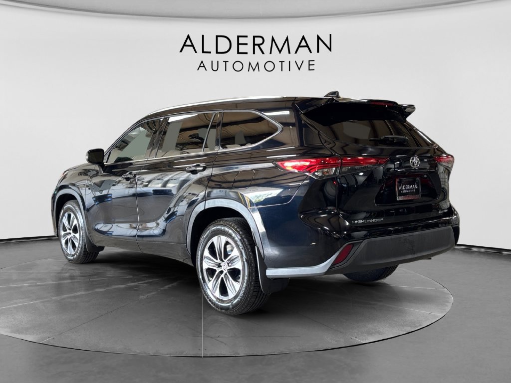 Used 2021 Toyota Highlander XLE AWD/4WD image 3