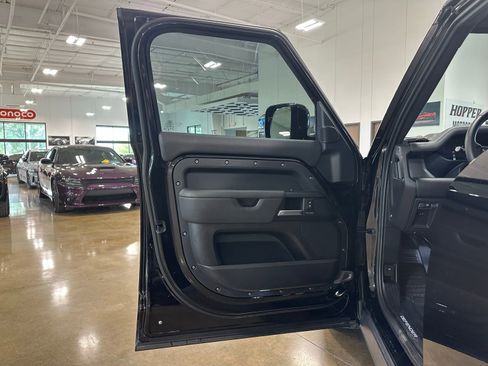 Used 2025 Land Rover Defender 110 X image 10