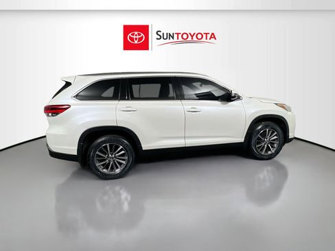 Used 2019 Toyota Highlander XLE FWD image 2