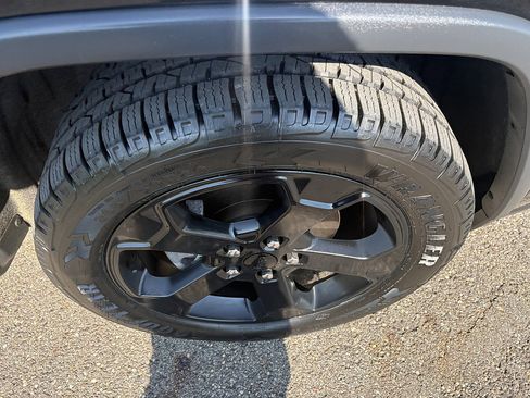 Used 2019 Jeep Grand Cherokee Laredo AWD/4WD image 12