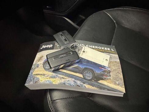 Used 2021 Jeep Grand Cherokee L Limited AWD/4WD image 31