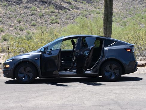 Used 2026 Tesla Model Y 2WD image 5