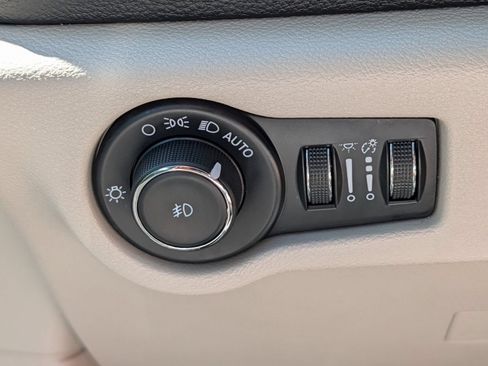 Used 2023 Chrysler Pacifica Touring-L FWD image 11