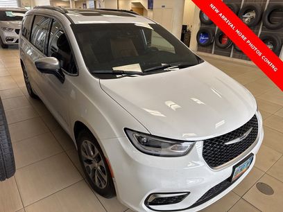 Used 2025 Chrysler Pacifica Pinnacle