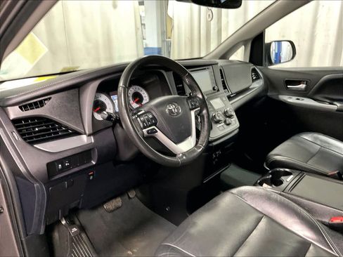 Used 2020 Toyota Sienna SE w/ SE Preferred Package image 8