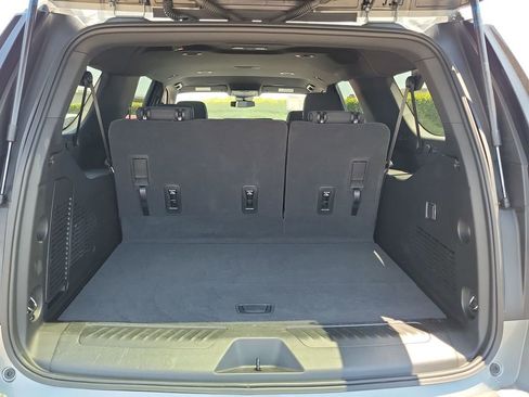 Used 2026 Chevrolet Suburban LS RWD image 25