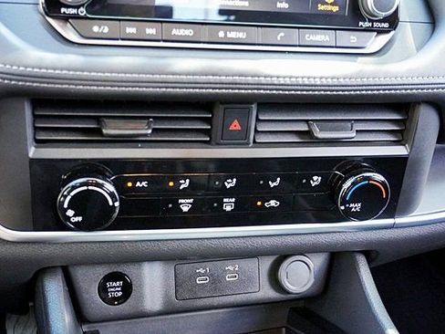 Used 2025 Nissan Rogue S image 27