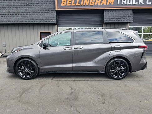 Used 2022 Toyota Sienna XSE FWD image 2