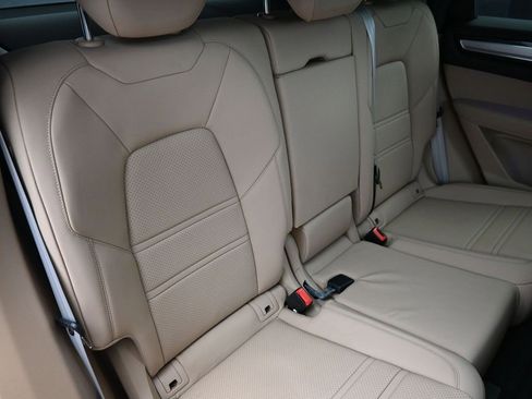 Certified 2022 Porsche Cayenne Platinum Edition image 28