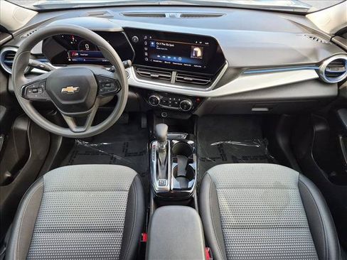 Used 2025 Chevrolet Trax LT FWD image 16