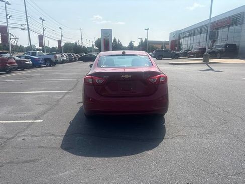 Used 2018 Chevrolet Cruze LT w/ Convenience Package FWD image 9