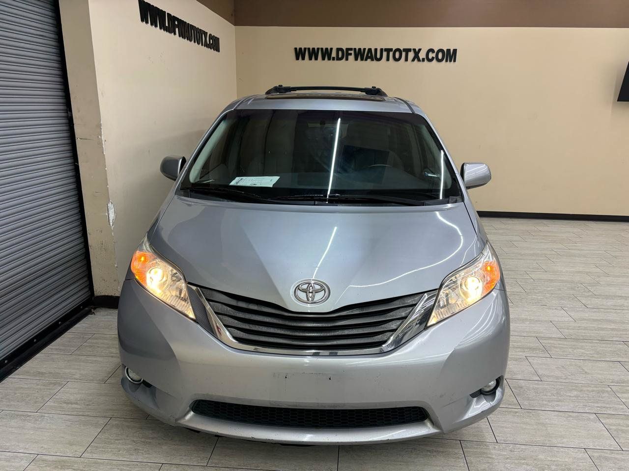 Used 2012 Toyota Sienna XLE w/ XLE Navigation Pkg FWD image 4