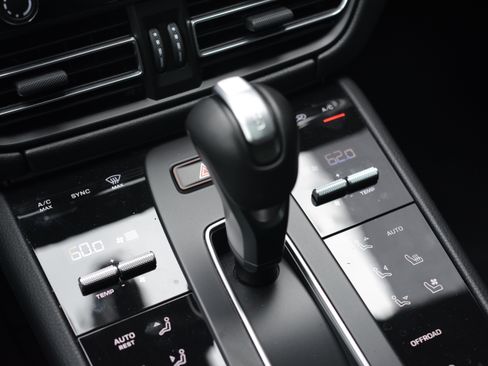 Certified 2026 Porsche Macan Turbo AWD/4WD image 20