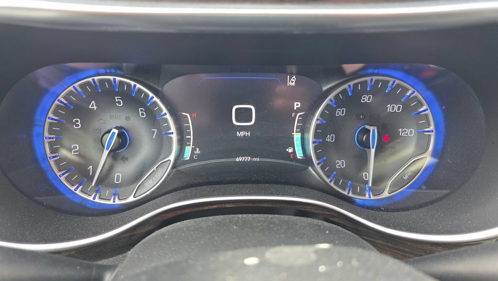 Used 2023 Chrysler Pacifica Limited FWD image 17