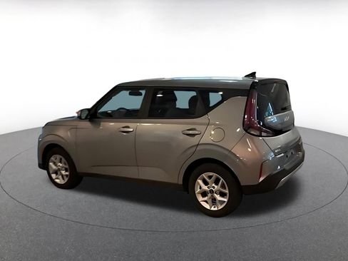 Used 2025 Kia Soul LX w/ LX Technology Package FWD image 8