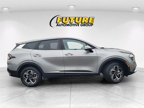 Used 2023 Kia Sportage LX image 3