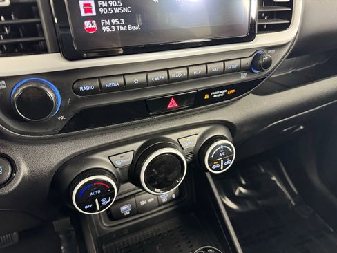 Used 2024 Hyundai Venue Limited image 18