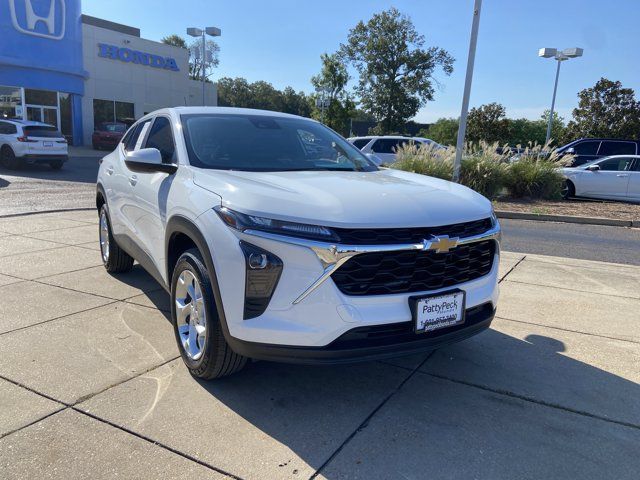 Used 2025 Chevrolet Trax LS w/ LS Convenience Package FWD image 2