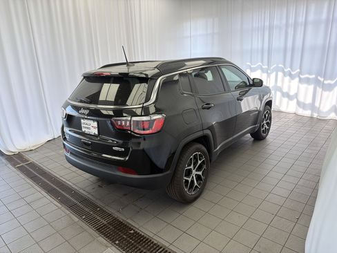 Used 2024 Jeep Compass Latitude AWD/4WD image 5