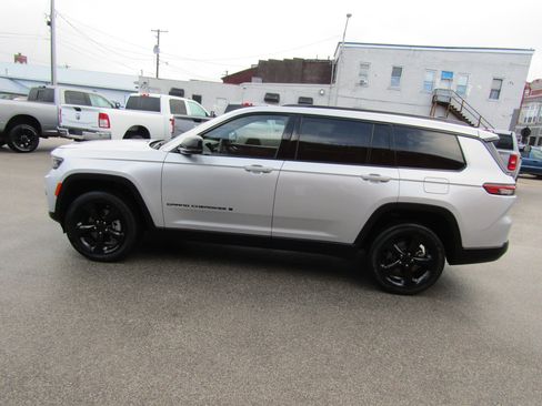 Used 2023 Jeep Grand Cherokee L Laredo image 6